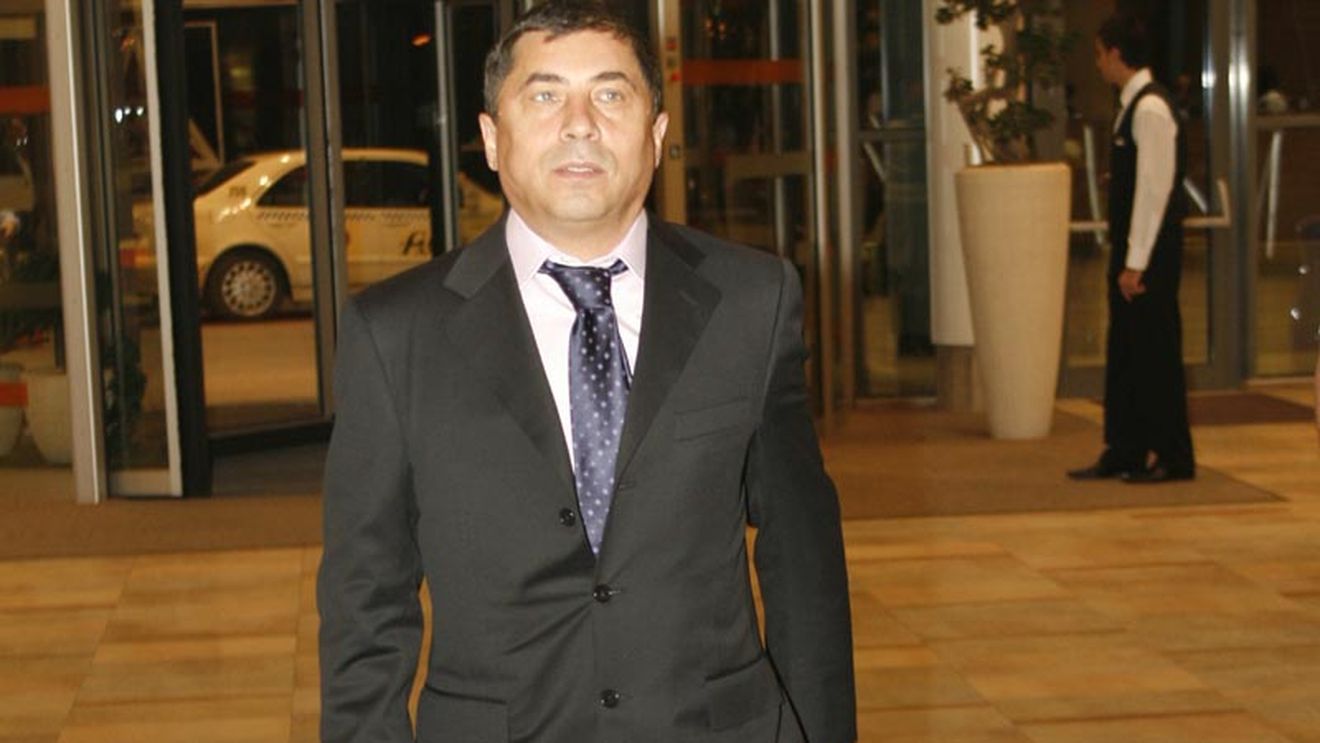 "Vali, îmi pare rău dacă te-am jignit, hai să luăm masa mâine!"** "Accept cu mare plăcere scuzele!"