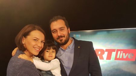 VIDEO INTERVIU ÎN 3 | Campioana olimpică Simona Gherman, alături de fiica sa, Teodora (2 ani), și de soțul Dragoș Gherman. "Am spus că voi face un copil și mă voi întoarce pe planșă. Dragoș a fost 6 luni și mamă, și tată"