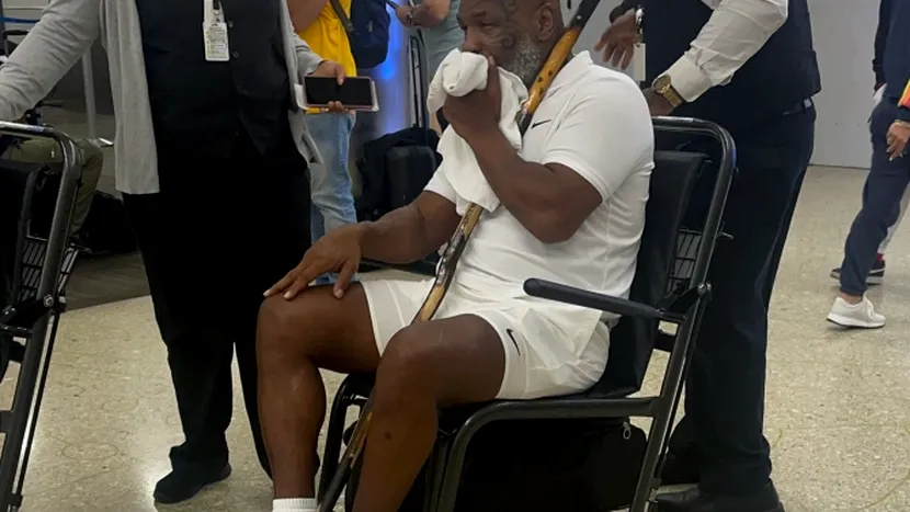 Mike Tyson a fost fotografiat într-un scaun cu rotile, cu un baston în mână. Ce spun apropiații