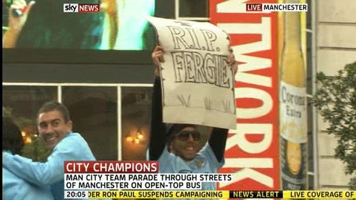 Cum s-a născut banner-ul ridicat de Tevez! **"RIP Fergie" - răspuns la declarația dată de Sir Alex! Vezi ce a spus managerul lui United