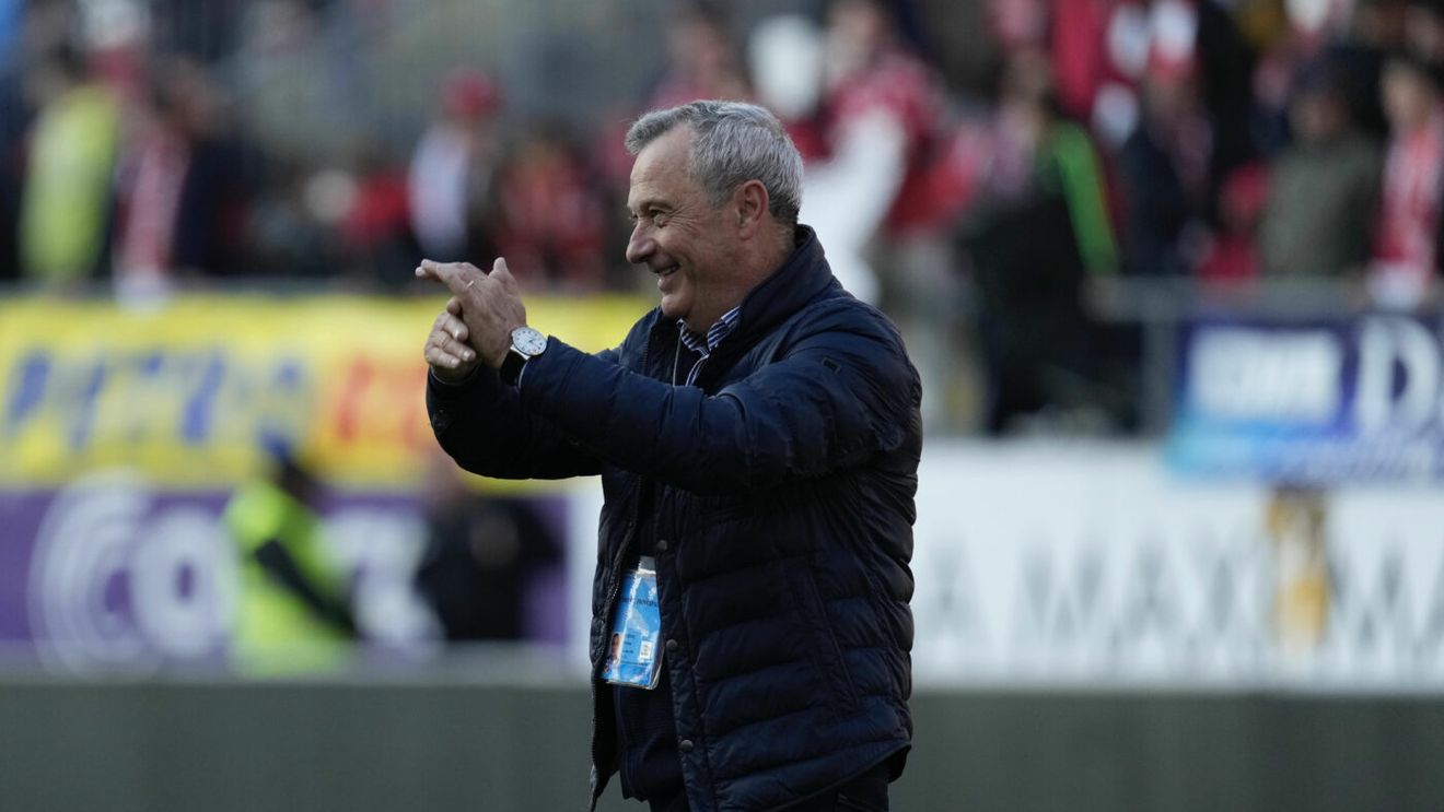 Imagini unice în Superliga! Mircea Rednic i-a lustruit ghetele celui mai bun om al său în meciul UTA - Oțelul 3-1: „Am folosit cremă Nivea”. VIDEO