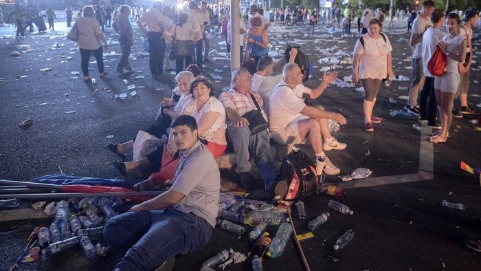 EXCLUSIV Patronul Rapidului, furnizorul oficial de apă al mitingului PSD. Uimitoarea poveste a firmei cu zero angajați care a asigurat zeci de mii de sticle la manifestația partidului de guvernământ