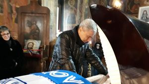 Nicolae Tilihoi a murit la 61 de ani! Fostul fundaș al Craiovei Maxima se lupta cu o boală incurabilă. FOTO | Cîrțu a plâns în hohote lângă sicriul fostului său coleg! Declarația emoționantă a lui Ilie Balaci: "Vreau să-i mulțumim lui Gino Iorgulescu pentru că i-a prelungit viața"