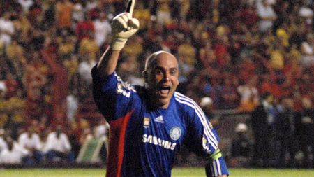 Portarul brazilian Marcos** s-a retras din activitate