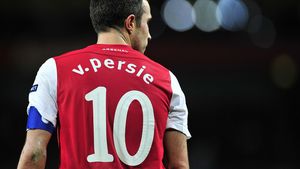 VIDEO** REACȚIA incredibilă a lui Van Persie când Wenger l-a schimbat pe Oxlade - Chamberlain cu Arshavin: "Ce c* * *t!"