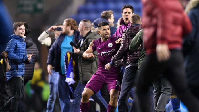 Kun Aguero a scăpat basma curată după ce a lovit un suporter la finalul meciului din Cupa Angliei