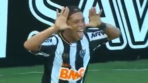 Ronaldinho, fază magică în Brazilia!** Deși a ajuns la 33 de ani, "Dințosul" nu și-a pierdut imaginația. VIDEO: Vezi ce gol a înscris