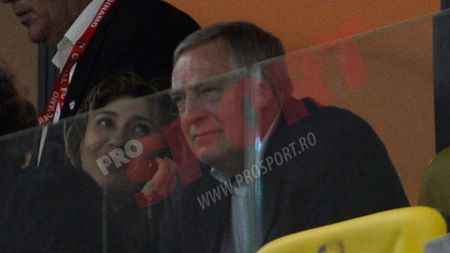 FOTO EXCLUSIV: Reprezentantul unui club URIAȘ și plin de bani a venit la meciul lui Dinamo!** Cine e personajul misterios care a însoțit-o pe Anamaria Prodan