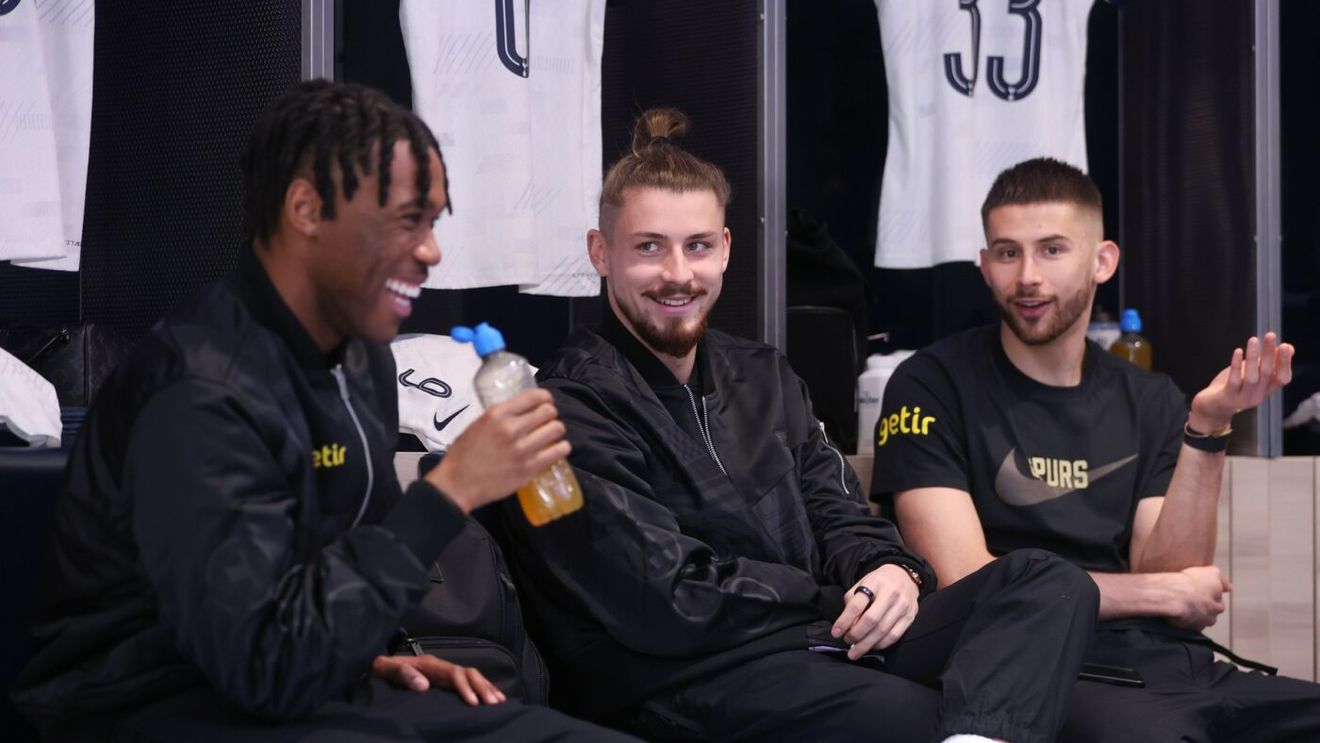 Englezii scriu despre dilema Radu Drăgușin. Decizia luată de Ange Postecoglu în privința lui: „În definitiv, a fost adus doar ca variantă de rezervă pentru cei doi”