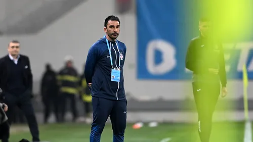 Moment jenant pentru Elias Charalambous în Universitatea Craiova - FCSB: antrenorul a început să urle la asistent, Kovacs a venit în viteză și i-a dat galben! Ce s-a întâmplat când tehnicianul a vrut să dea mâna cu centralul