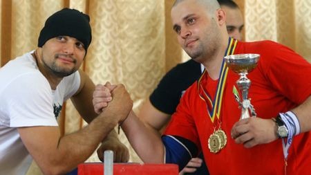 Campionul mondial la skanderbeg s-a răsturnat cu "aparatul"