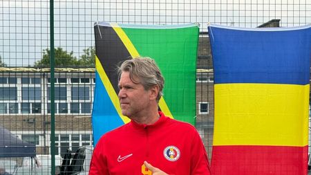 Florin Răducioiu, ambasadorul unui turneu caritabil la Londra. „Marele blond”, invitat special la „Charity Cup”, în inima comunității românești din Marea Britanie. „Sunt profund emoționat să văd că românii nu ne-au uitat”. SPECIAL