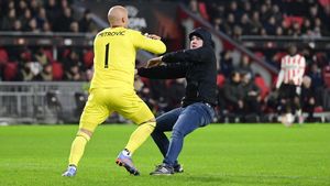 Scene incredibile în Europa League! Portarul celor de la Sevilla, lovit cu pumnul în față de un fan PSV! Prima reacție a lui Marko Dmitrovic | FOTO & VIDEO