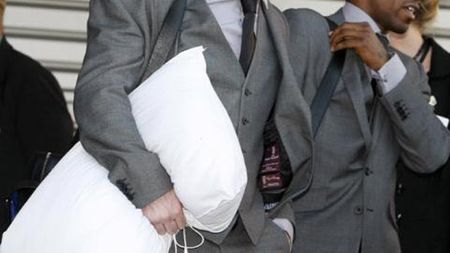 FOTO **Somnul dulce, Cupa aduce? Rooney și-a luat perna în Africa de Sud :)