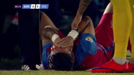 Ghinion pentru Papp! Titularizat de Rădoi, fundașul a rezistat doar 5 minute pe teren și a ajuns la spital