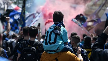 Sărbătoare la Milano! Mii de oameni au ieșit pe străzi, după ce Inter a ridicat trofeul de campioană | FOTO