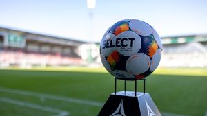 Ca după bombardament! Gazonul stadionului de 100.000.000 de euro a ajuns să arate așa după invazia fanilor