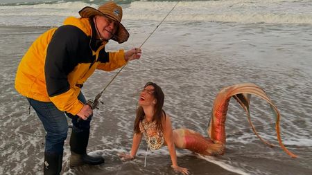 Milionarul de 73 de ani e criticat pentru comportamentul iubitei sale în vârstă de 24 de ani: „Rușine! E prea mult ce face”