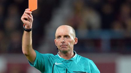 Un arbitru celebru Premier League recunoaște că atunci când merge la meciuri, din postura de suporter, îi jignește pe „cavalerii în negru". „Uneori chiar îmi pierd capul"