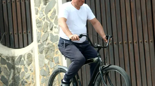 Victor Becali, apariție surprinzătoare: în papuci, pe bicicletă și cu un look de carantină pe străzile din Pipera! FOTO EXCLUSIV