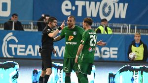 Jucătorul care a provocat eliminarea lui Denis Alibec în meciul Universitatea Craiova - Farul îl dă de gol pe atacant. „Nu e niciun dubiu!” Ce i-a spus înainte să-l lovească