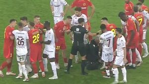 Momente tensionate în FCSB - Rapid! Jucătorii s-au năpustit asupra arbitrului și apoi au sărit la bătaie