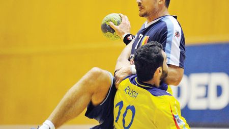 Să ne mai facem iluzii? România începe campania de calificare la Mondialul din 2017 fără cea mai bună echipă. Toacsen: "Șimicu are probleme la umăr". Interul stânga a jucat duminică în Franța. De ce nu mai vine jucătorul la lot