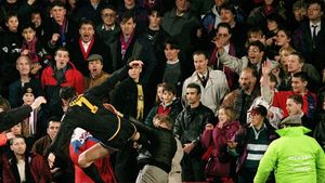 VIDEO - "Omagiu" pentru "killerul" Cantona! Un englez a luat la pumni un fan al echipei sale. Imagini șocante