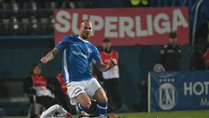 Gică Hagi, reacție total neașteptată după ce Denis Alibec, jucătorul pe care de curând l-a amenințat cu scăderea salariului, a egalat-o pe U Cluj cu o „bombă” în vinclu. Cum a fost surprins „Regele” de camerele TV