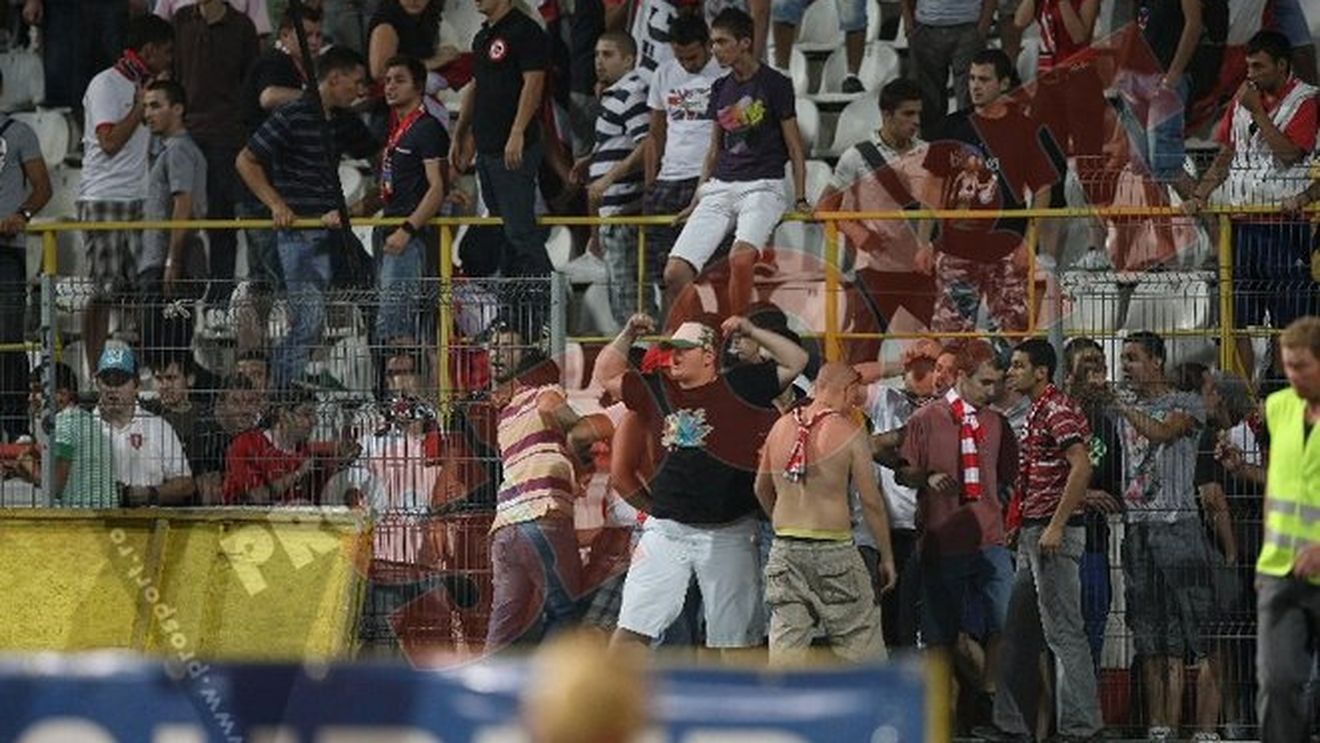 "IAD la București!** Huliganii beți au invadat terenul!"