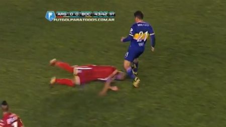 Și-a pierdut trei dinți și tot el a primit cartonaș galben. Fază inedită în campionatul Argentinei