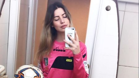 Un meci arbitrat de o femeie a produs scene incredibile. Un jucător s-a dezbrăcat în fața ei și i-a spus: "Dă-mi roșu dacă ai ouă. Dacă nu...". Spectatorii au jignit-o pe tot parcursul partidei