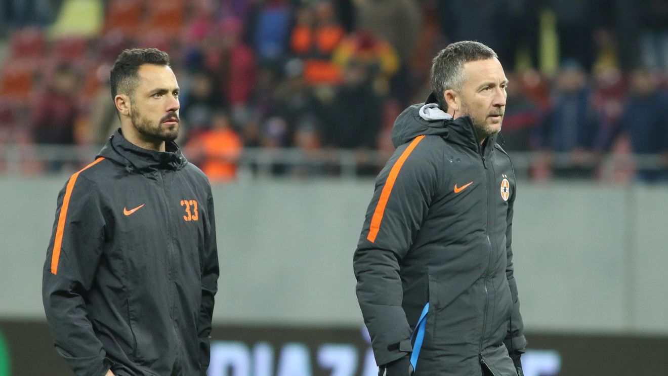 Dedicație de la MM Stoica pentru Miriuță: "Cunoaștem destui paznici de noapte morți ziua. Mai întâi să-l bată pe Hagi". Și dedicație pentru rivali: "Dacă intra scărița lui Denis, începea Turneul Campionilor!" 