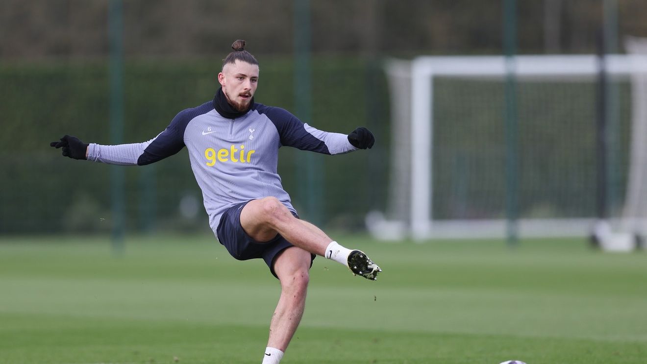 Ce ne scapă în cazul Radu Drăgușin la Tottenham. Fotbalistul care a venit în același timp cu românul are alt destin și joacă mai mereu