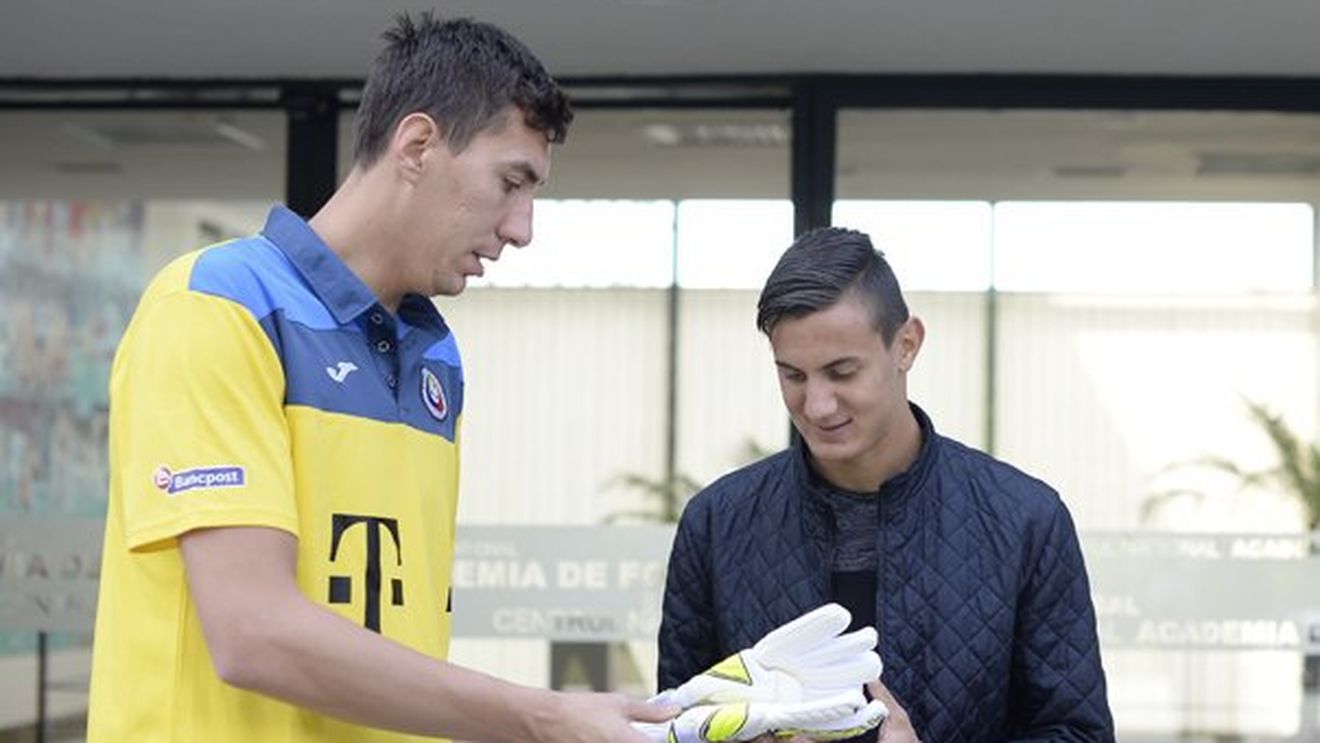 Predare de ștafetă la echipa națională. Costel Pantilimon i-a făcut un cadou unui portar al Stelei