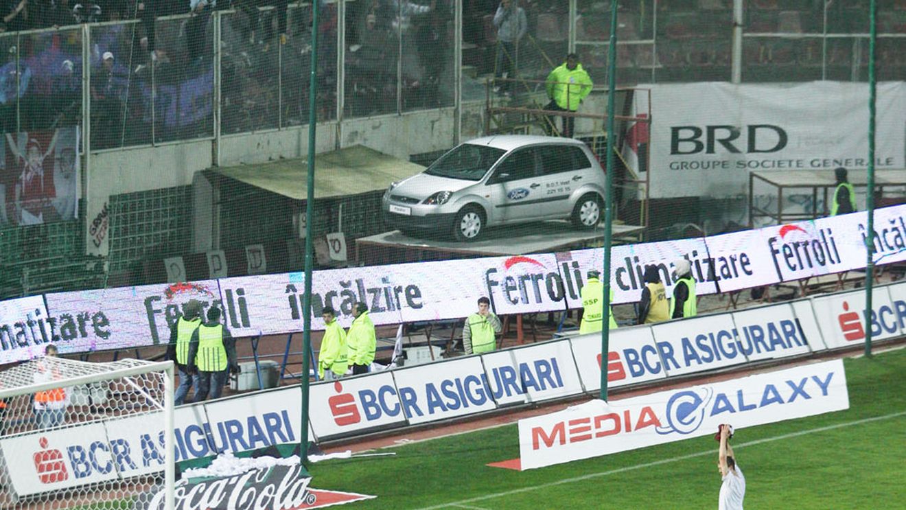 Exclusiv Mediafax / Fani identificați după ce au aruncat cu obiecte în teren