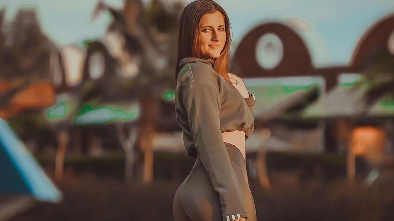 Imaginea zilei în tenis! Andreea Prisacariu a petrecut cu mască DDB și șampanie la festivitatea de premiere, după cel mai important titlu din carieră | GALERIE FOTO