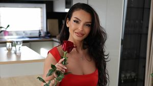 O brunetă cu copil îi dă de gol pe bărbații celebri care au asaltat-o cu propuneri! Ciprian Marica și Denis Alibec i-au scris în privat: „El le-a luat la rând pe toate prietenele mele”. GALERIE FOTO