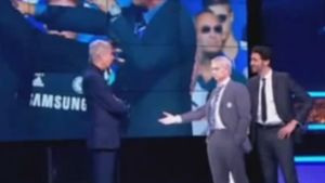 Împăcare "de carton". Arsene Wenger a dat mâna cu o replică a lui Jose Mourinho în direct, la TV | VIDEO