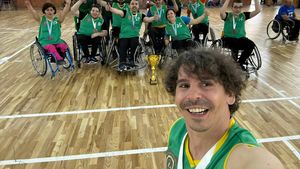 „Îmi place sportul în echipă”! Povestea sportivului paralimpic din Cluj, care dimineața muncește și seara se dedică baschetului