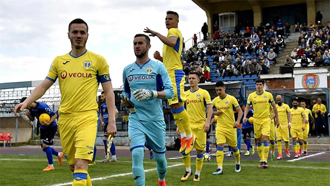 VIDEO | Petrolul și-a prezentat cele două noi echipamente pentru Liga 2.** Cât costă tricou oficial de joc