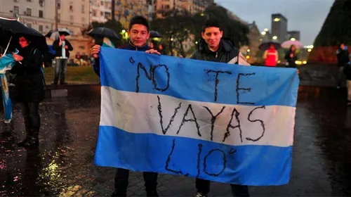 VIDEO | Peste 100.000 de fani au mărșăluit pe străzile din Buenos Aires pentru a-l convinge pe Messi să revină la națională