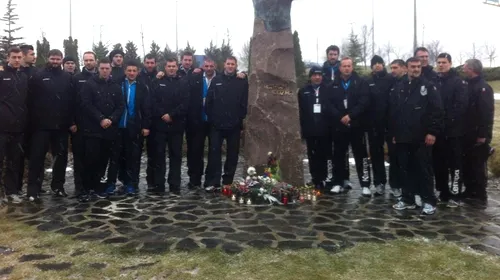 Handbaliștii de la HCM, la statuia lui Marian Cozma, înaintea partidei cu MKB Veszprem
