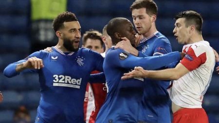 Au sărit la bătaie în vestiarul Slaviei Praga! Coechipierii lui Ianis Hagi au luat la pumni un jucător al cehilor și l-au umplut de sânge! Reacția fotbalistului agresat