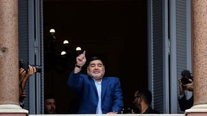 Poveste genială cu hoțul care i-a spart din greșeală casa lui Diego Maradona: „S-a așezat pe canapea, a început să plângă în hotote și a chemat singur poliția!”