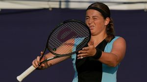 De necrezut ce s-a întâmplat la US Open după ce Jelena Ostapenko și-a lovit adversara cu mingea în față! Ironia făcută de fani: „I-a trimis mesaj înaintea meciului" | VIDEO