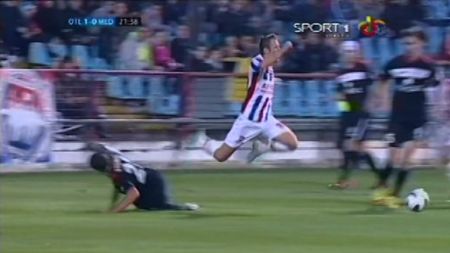 "Tero" Crăciunescu a lovit și la Galați!** VIDEO Vâlceanul a inflamat spiritele și la Oțelul - Gaz Metan cu două decizii eronate, 22 de jucători au luat foc pe teren