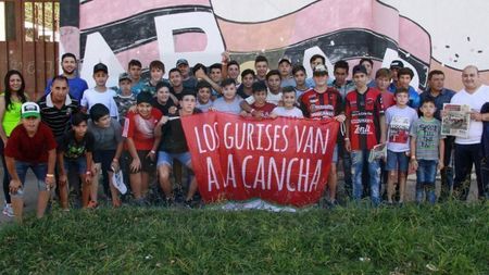 Scene de groază în Argentina! Câțiva copii prezenți la un meci din prima ligă au fost bătuți cu bestialitate, după ce au fost confundați cu suporterii echipei adverse. "Erau înarmați cu bâte și cuțite"