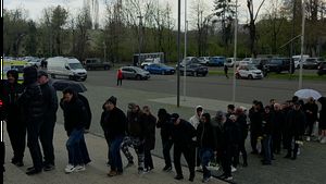 România, în lacrimi. Oamenii de rând stau la o coadă de peste 200 de metri, în ploaie, pentru a-și lua adio de la Mircea Lucescu