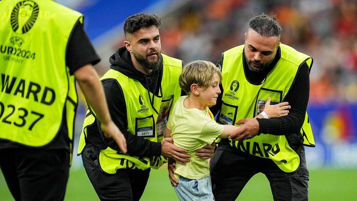 Copilul de nouă ani care a intrat pe teren la meciul România – Olanda, de la EURO 2024, a venit special în țară pentru jocul cu Kosovo: „Era să pierdem avionul!”. EXCLUSIV